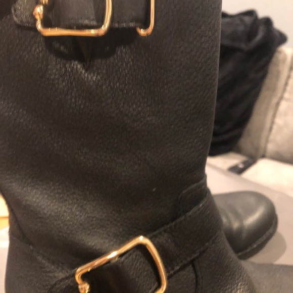 VINCE CAMUTO BLACK LEATHER MID CALF BOOTS WITH GOLD HARDWARE - Picture 4 of 7